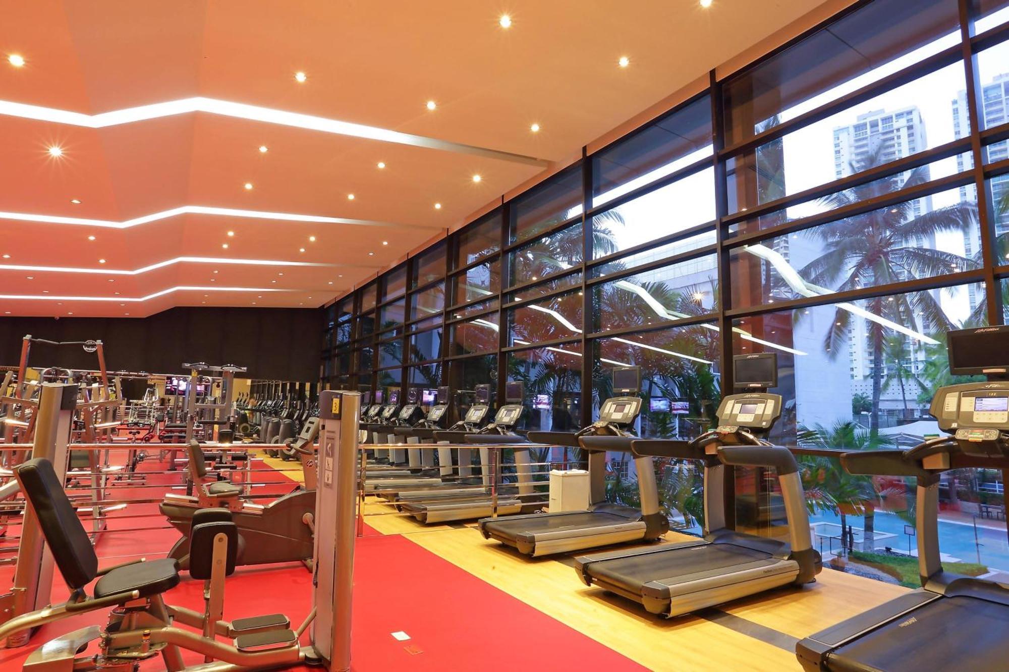 Sheraton Grand Panama Екстериор снимка The gym at the hotel