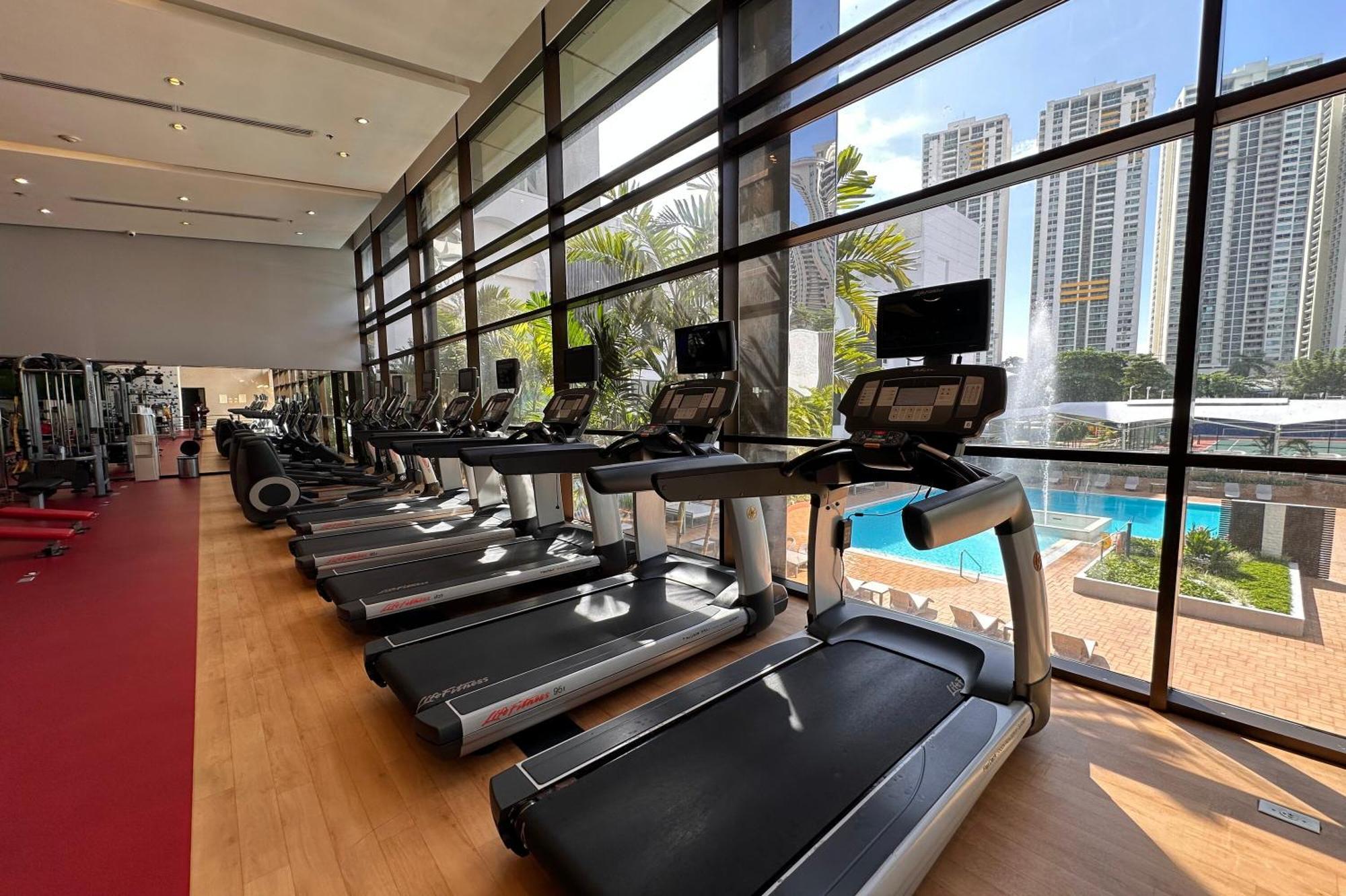 Sheraton Grand Panama Екстериор снимка The gym at the clubhouse