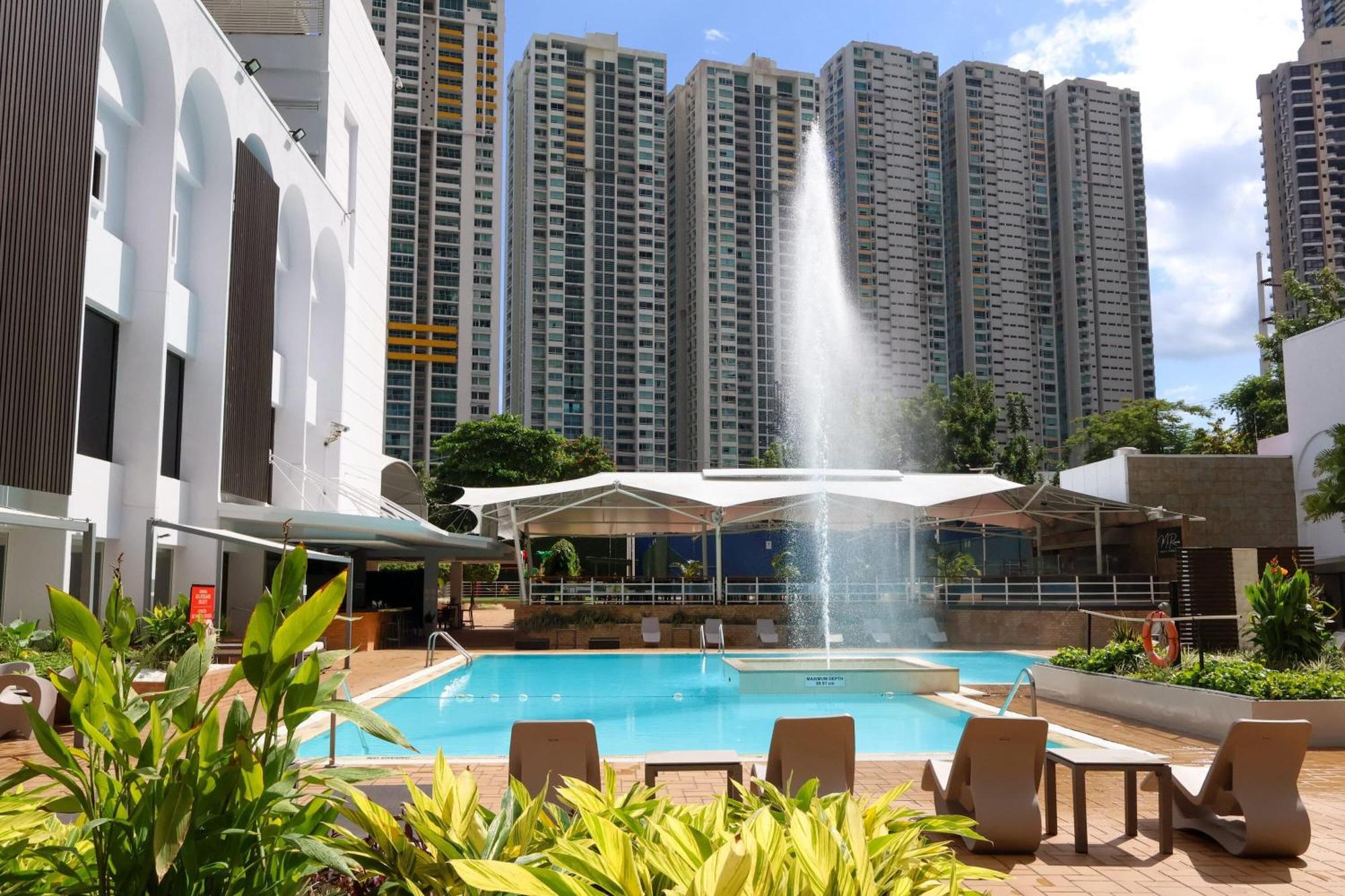 Sheraton Grand Panama Екстериор снимка The swimming pool at the clubhouse